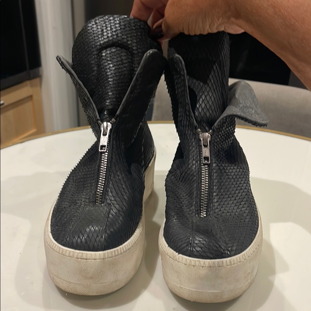 Black High-Top Sneakers with Zipper and Chunky 2´´platform Sole. Made in Italy